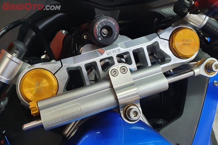 Steering damper Ohlins dan segitiga WR3 terpasang di Kawasaki Ninja ZX-25R