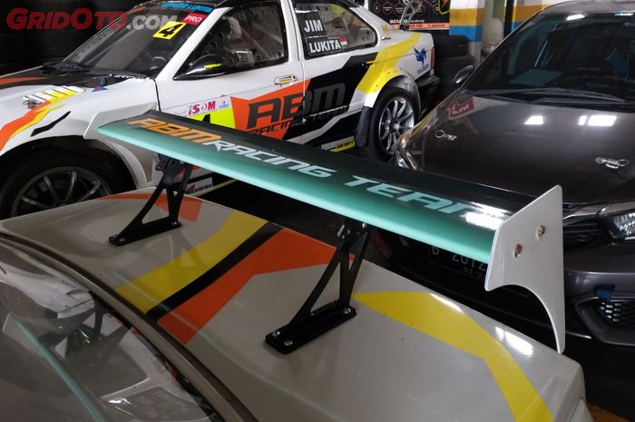 Sayap belakang mobil balap untuk menghasilkan down force