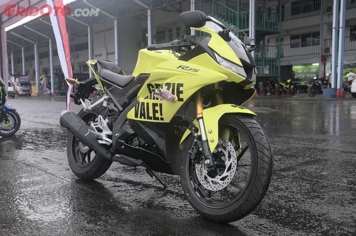 Yamaha R15 dengan livery Grazie Vale! garapan Yamaha Mekar Motor, bisa dicicil mulai Rp 1 jutaan aja.