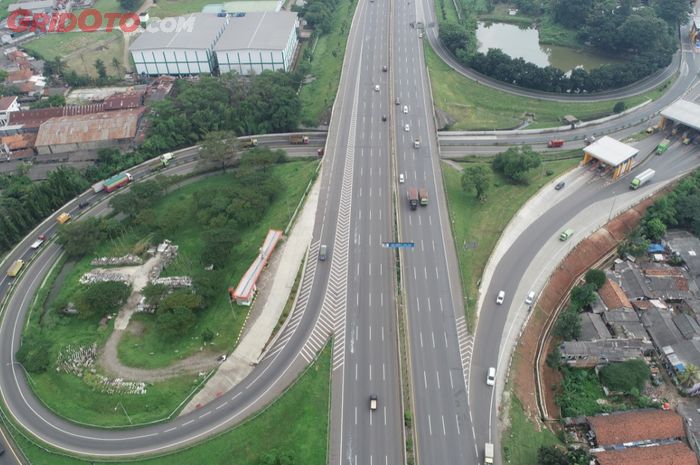 Ilustrasi ruas jalan tol ada yang dilapisi aspal maupun beton