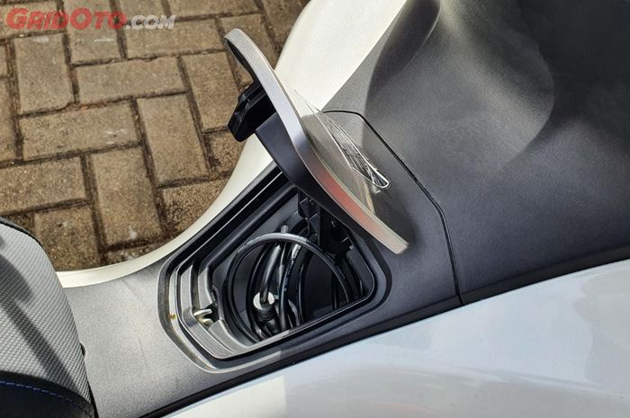 Tutup tangki Honda PCX Electric berisi kabel charger