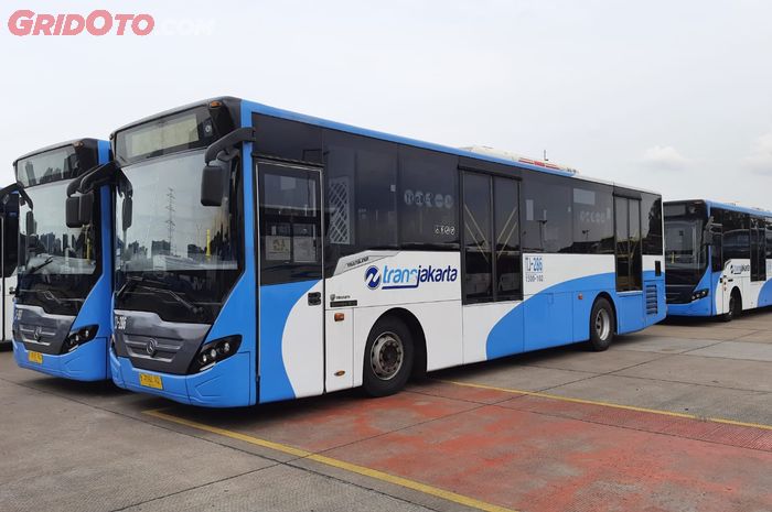 Armada bus TransJakarta melayani 24 jam