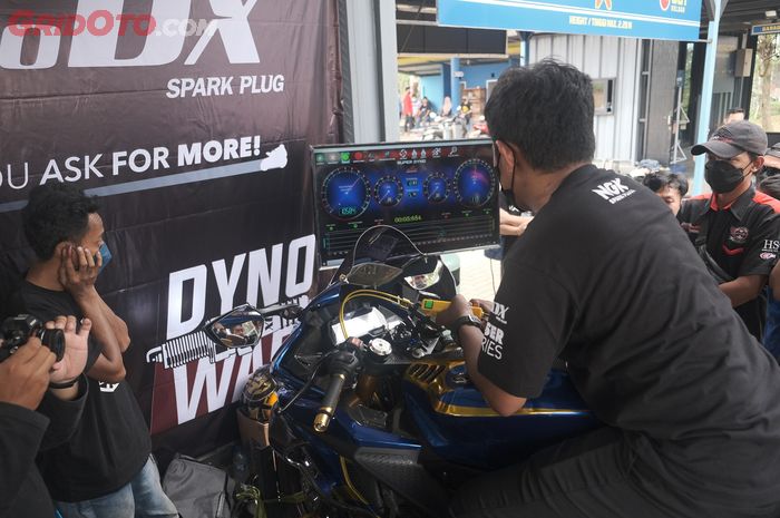 PT NGK Busi Indonesia ajak komunitas roda dua adu besar tenaga mesin di MotoDX Dyno War.
