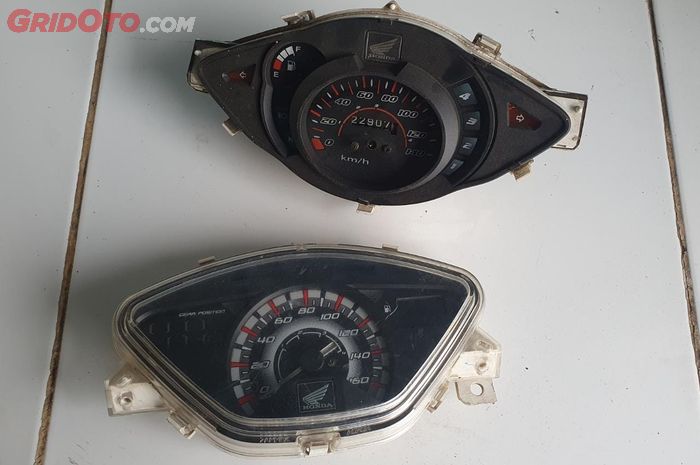 Ilustrasi bongkar panel instrumen motor speedometer analog