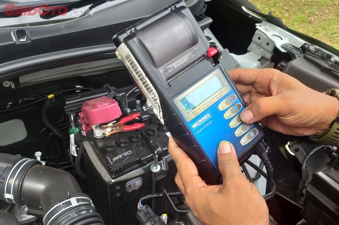 Pengecekan kondisi aki mobil pakai battery tester