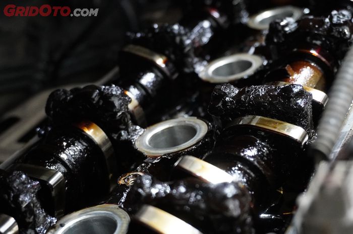 Waspada Oil Sludge atau Endapan Lumpur di Dalam Mesin Mobil