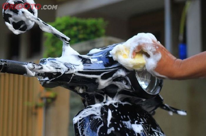 Cuci motor dengan sabun agar bersih dari kotoran