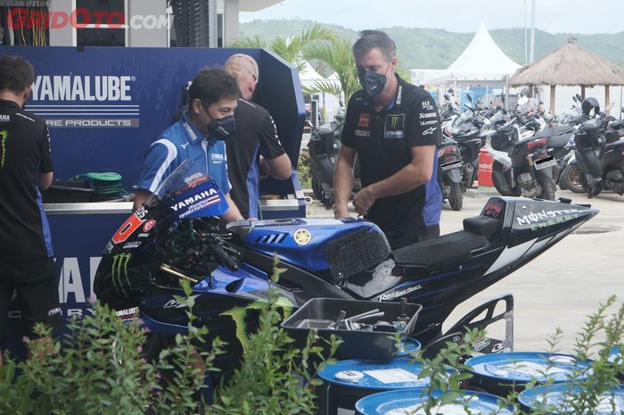 Suasana paddock di hari pertama tes pramusim MotoGP Mandalika, sepi tapi ramai.