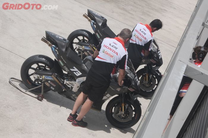 Intip aksi motor-motor 'hitam manis' di hari pertama tes pramusim MotoGP Mandalika.