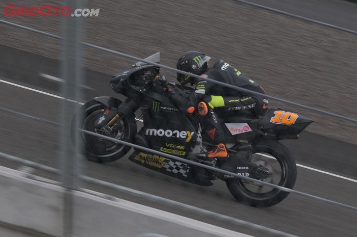 Bukan hanya debu, adik Valentino Rossi ungkap penyebab lain sirkuit kotor di tes pramusim MotoGP Mandalika.