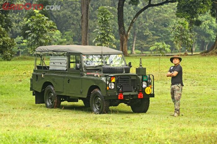 Tommy Indratama bersama Land Rover Seri 3 Military keluaran 1980 yang bersejarah