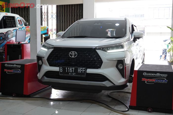 Uji Dyno Toyota Veloz Menggunakan Alat Dyno Hub dari Dynapack di Garden Speed ​​Operations Center, Rempoa, Jakarta Selatan.