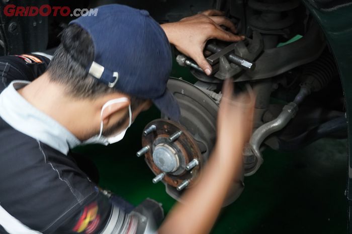 Proses Membersihkan Piston Kaliper Rem Mobil