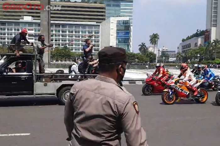 Pembalap putar balik di Bundaran HI
