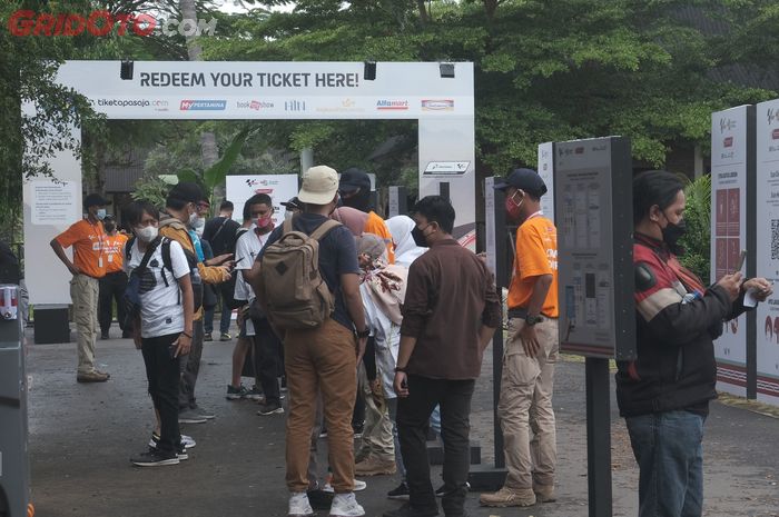 Mulai rame nih! Begini sibuknya area penukaran tiket dan halte shuttle bus MotoGP Indonesia.