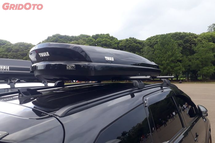 Roofbox Thule yang menempel di atap Toyota Rush milik bro William