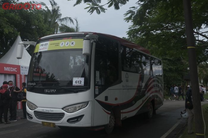 Nyobain shuttle bus ke dirkuit Mandalika di MotoGP Indonesia, perjalanan nyaman tanpa dipungut biaya.