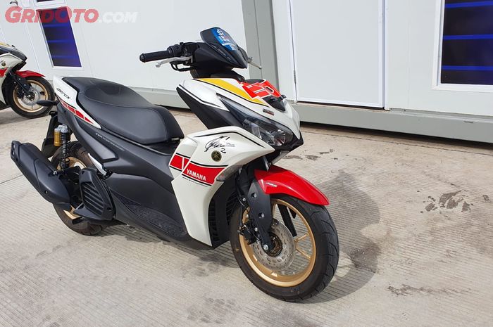 All New Yamaha Aerox 155 ini bertanda tangan Fabio Quartararo dan ada nomor start 20