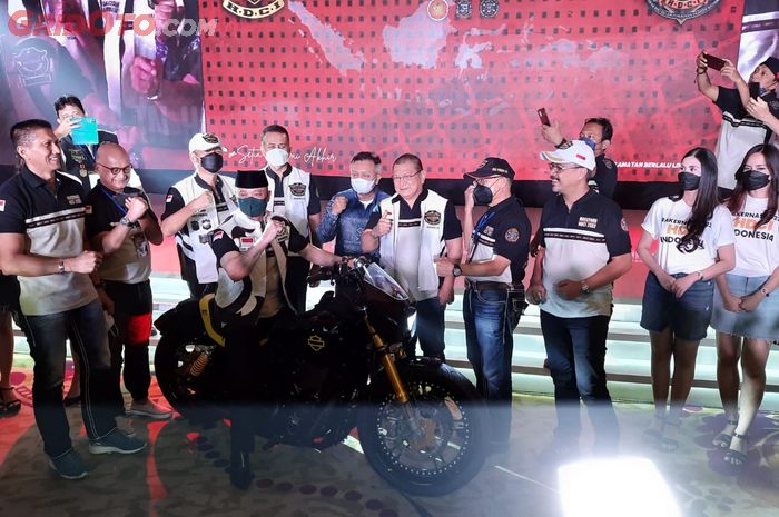 Irjen Pol Teddy Minahasa (di atas motor) selaku Ketua Umum Harley-Davidson Club Indonesia (HDCI) 