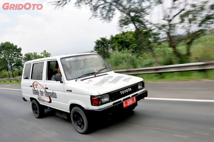 Toyota Kijang Super (KF40/50) yang dikonversi menjadi mobil listrik oleh LIPI pada 2010