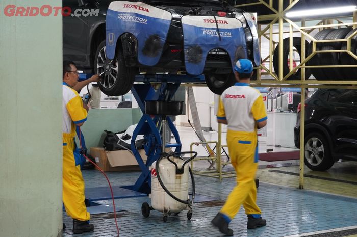 ILUSTRASI. Ganti Oli Transmisi Matik Mobil