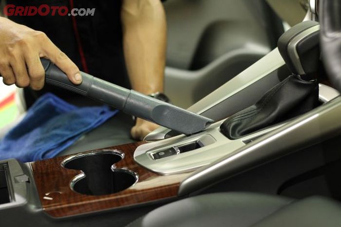 Tempat cuci mobil sediakan vacuum interior buat ini tujuannya.