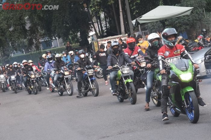 Jakarta dibuat ngebul, buka bersama 2 Stroke Lovers Indonesia 2022 dihadiri ratusan motor.