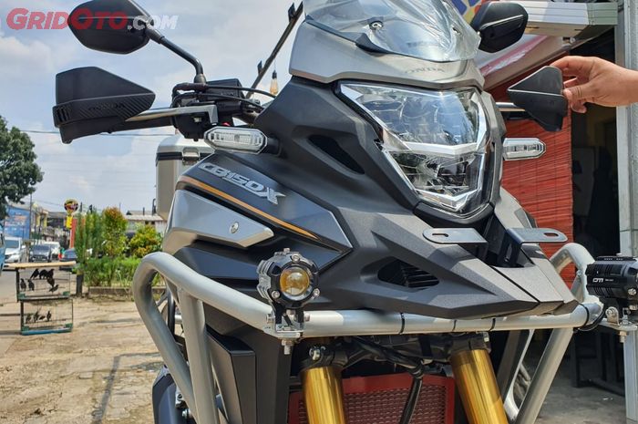Lampu tambahan Duromoto M3 terpasang di Honda CB150X