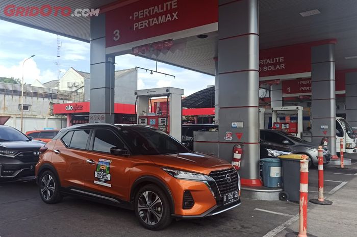 Nissan Kicks e-POWER sedang isi ulang Pertamax di Semarang