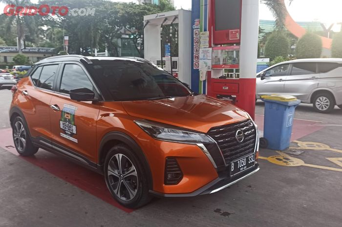 Nissan Kicks e-POWER sedang isi ulang Pertamax di SPBU