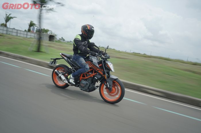 Test ride KTM Duke 250 2021