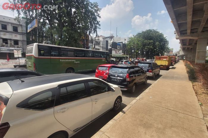 Kemacetan di Jalan Inspeksi Kalimalang pada Sabtu 7 Mei 2022