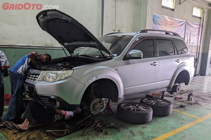 Subaru Forester generasi ketiga di bengkel BSS Motor