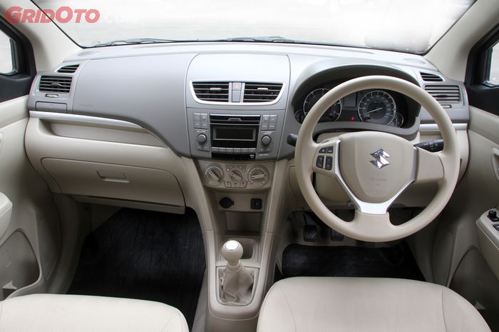 Interior Suzuki Ertiga Diesel Hybrid (2017)