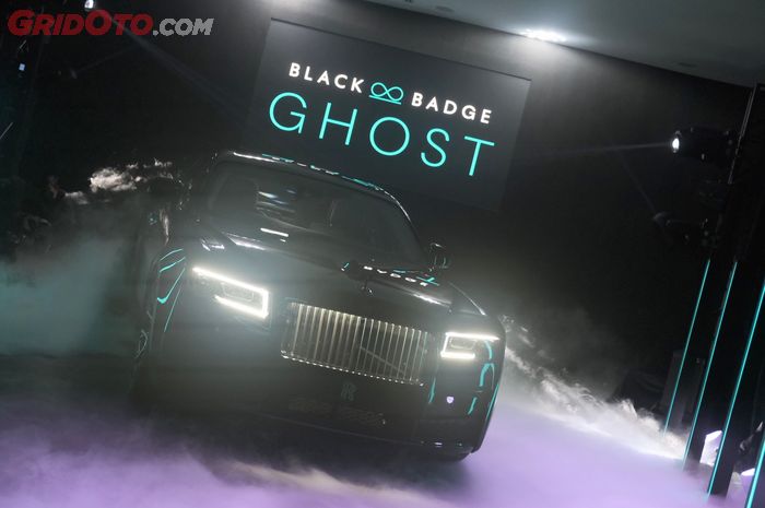 Rolls-Royce Black Badge Ghost siap menghantui jalanan Indonesia, performa dan kemewahan lebih tinggi, harga harus tanya sendiri.