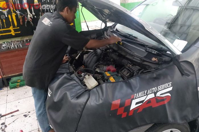 Tune-up dan ganti oli mesin Nissan Grand Livina di bengkel Family Auto Servis, Bekasi (30/5)