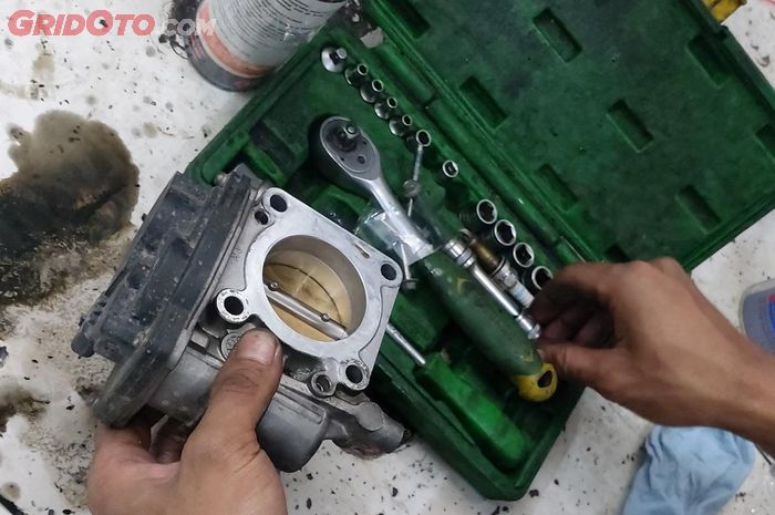 Throttle body Nissan Grand Livina