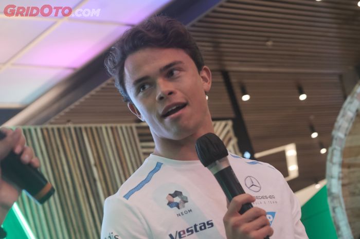 Jelang Formula E Jakarta 2022, Nyck De Vries senang disambut meriah oleh fans balap Indonesia.