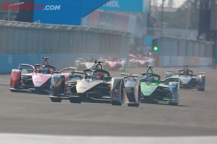 Cuaca panas diprediksi membuat Formula E Jakarta 2022 diprediksi berjalan penuh tantangan bagi para pembalap, bahkan bisa bikin gagal finish.