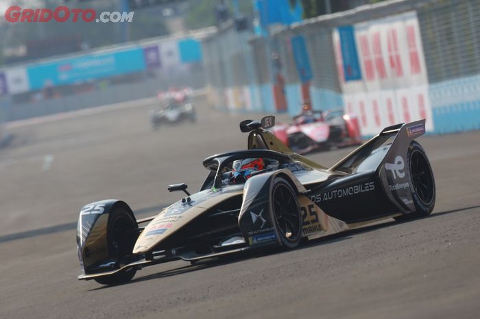 Jean-Eric Vergne berhasil merebut pole position setelah menumbangkan rekan setimnya sendiri di sesi kualifikasi Formula E Jakarta 2022.