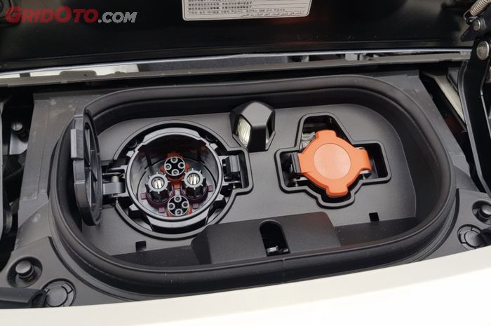 Dua Jenis Soket Charger Mobil Listrik Nissan Leaf