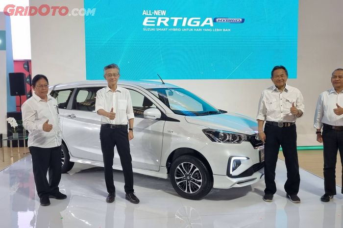 Suzuki Ertiga Hybrid saat diluncurkan di Summarecon Mall Kelapa Gading, Jakarta Utara (10/6).