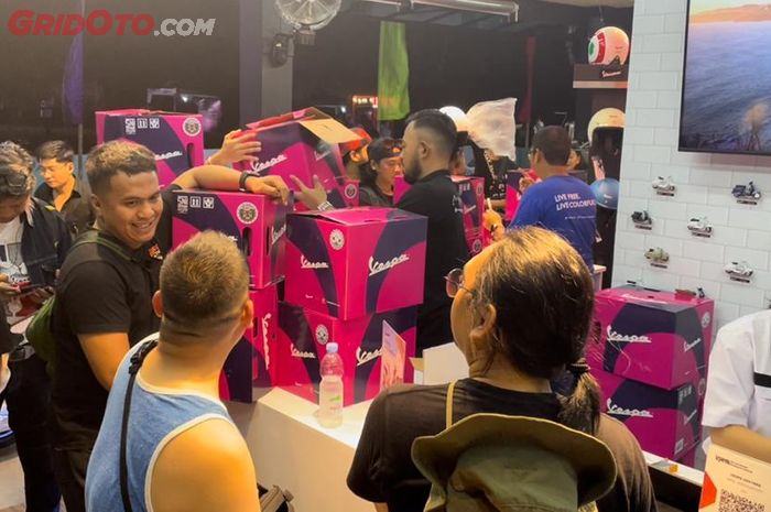 Pengunjung Vespa World Days 2022 rela berdesakan membeli helm limited edition seharga Rp 1,2 jutaan.