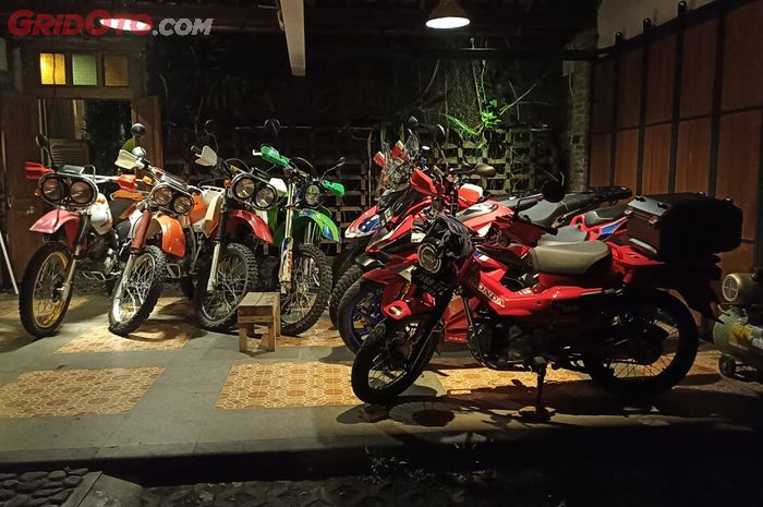 Koleksi motor adventure yang ada di Ndalem Sabrang Lor, asli bikin ngiler sob.