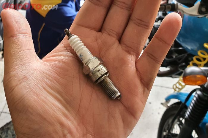 Ilustrasi busi cadangan buat motor bekas
