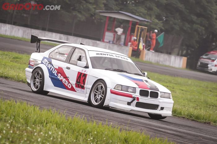 Pembalap asal Korea Selatan, M.B Hong yang lama berkiprah di balap motor, kini mencoba pindah gelanggang ke balap mobil pakai BMW E36. 