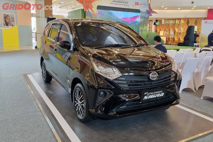 Mobil baru Daihatsu Sigra X Deluxe MT facelift di Summarecon Mall Bekasi, Kota Bekasi, Jawa Barat.