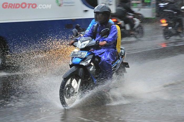 Ilustrasi berkendara di tengah cuaca ekstrem seperti hujan disertai petir.
