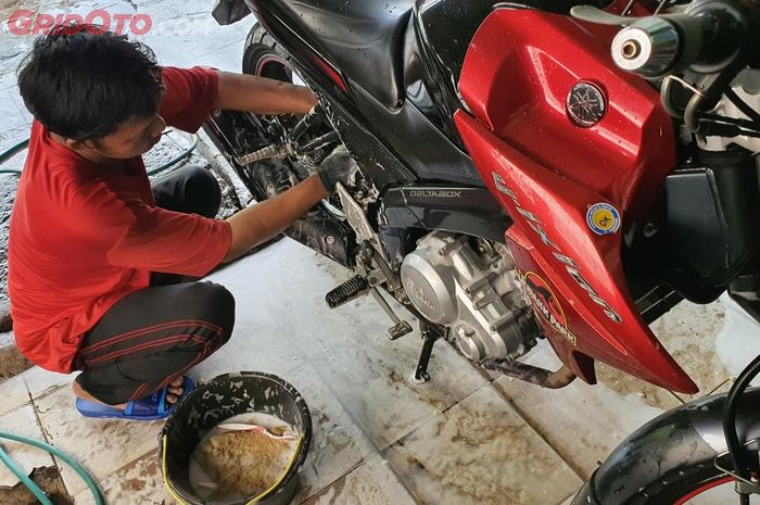 Ilustrasi mesin motor bekas sport dengung
