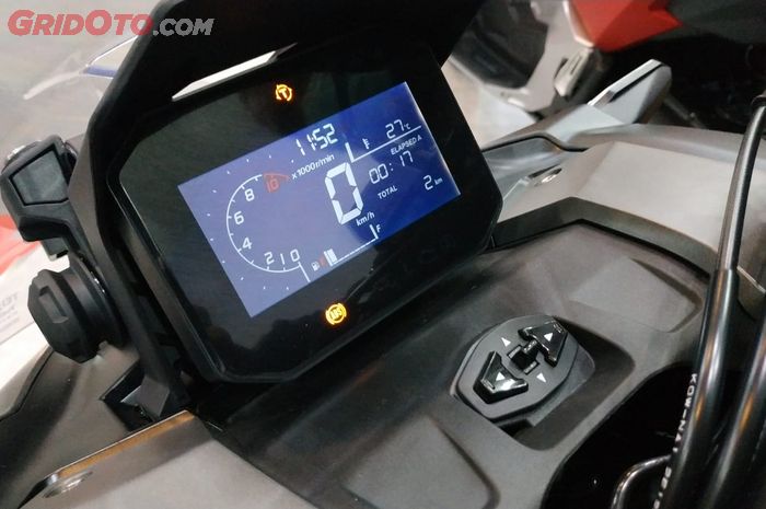 Tampilan panel instrumen Honda ADV 160, tipe ABS dapat fitur HSTC